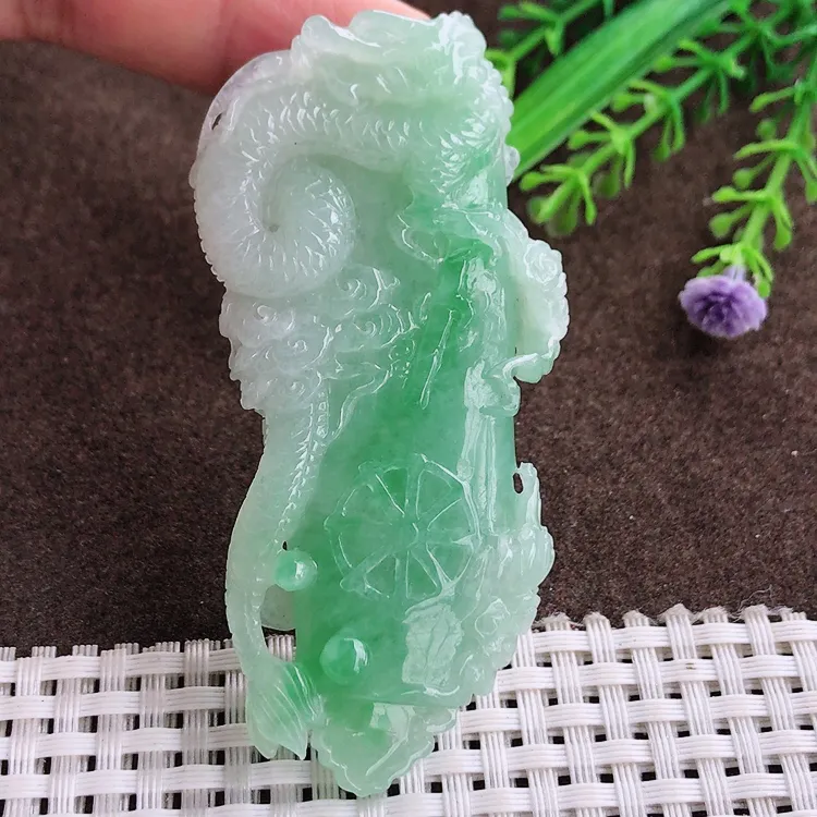 自然光老坑精美冰润飘绿龙牌龙柱吊坠翡翠玉坠尺寸75.5/35/13