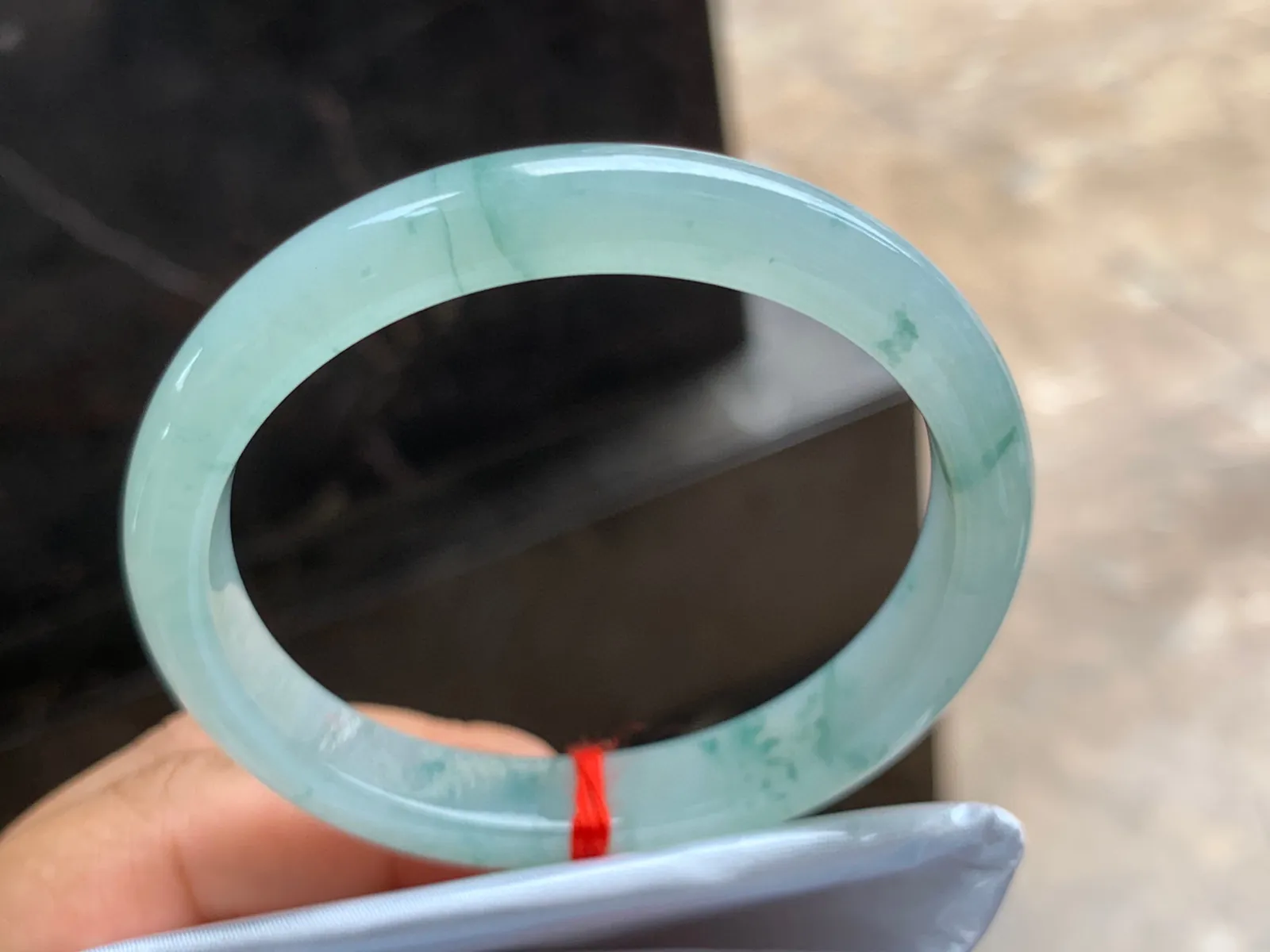 54-9.5-6.5mm
冰种飘花贵妃手镯 水润清爽 正圈51/52可戴