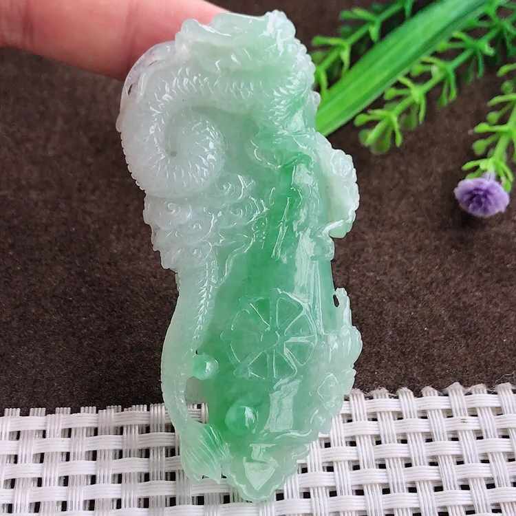 自然光老坑精美冰润飘绿龙牌龙柱吊坠翡翠玉坠尺寸75.5/35/13