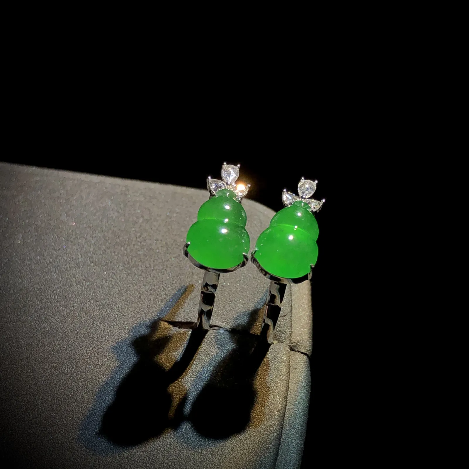 绿葫芦耳拍耳钉，裸石约9.5-6.8-4.5mm，
18K金，南非钻，