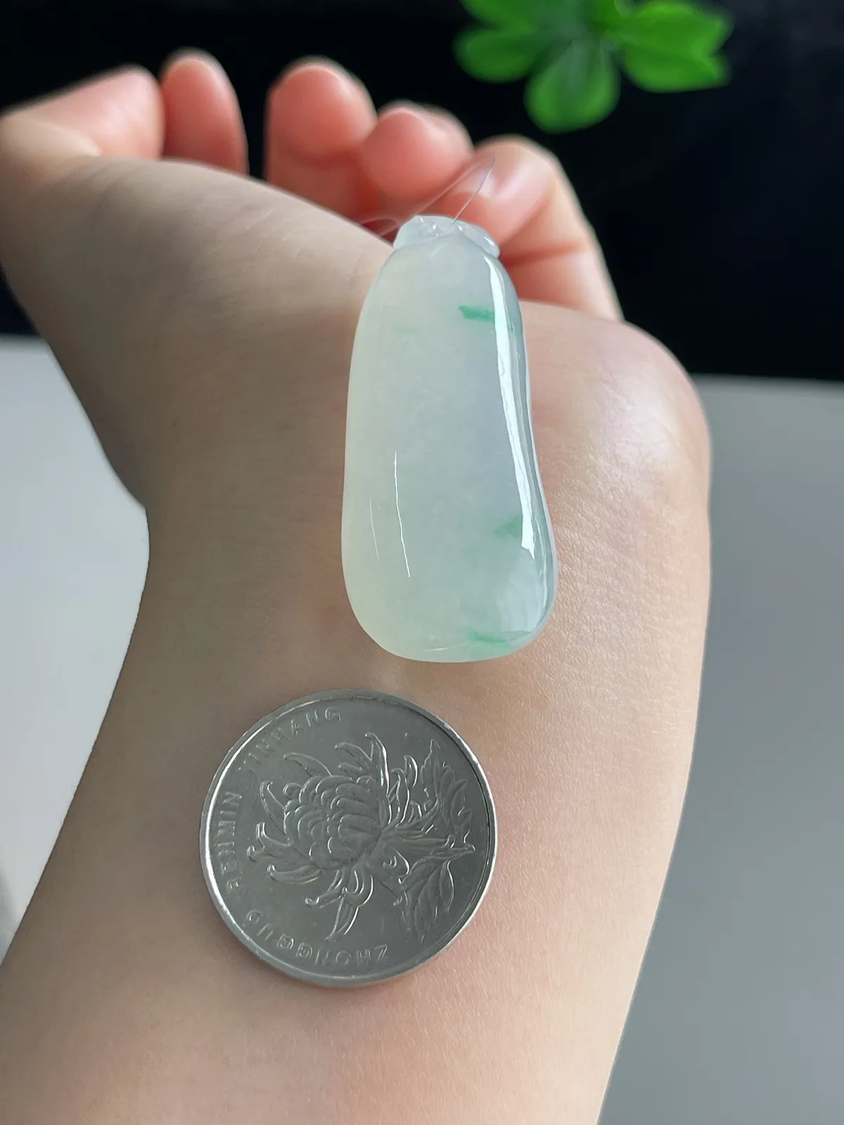 翡翠冰糯种白色飘花福瓜