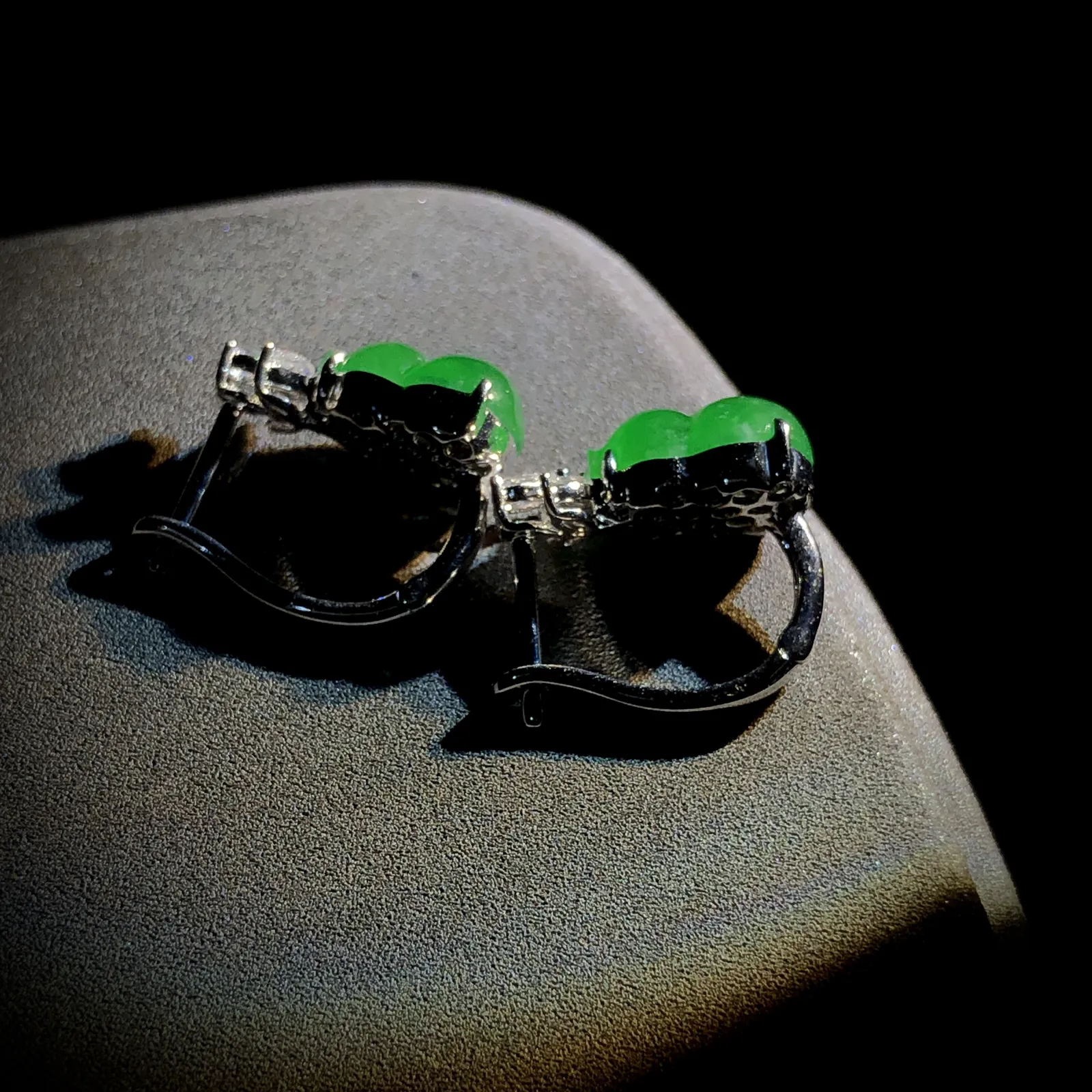 绿葫芦耳拍耳钉，裸石约9.5-6.8-4.5mm，
18K金，南非钻，