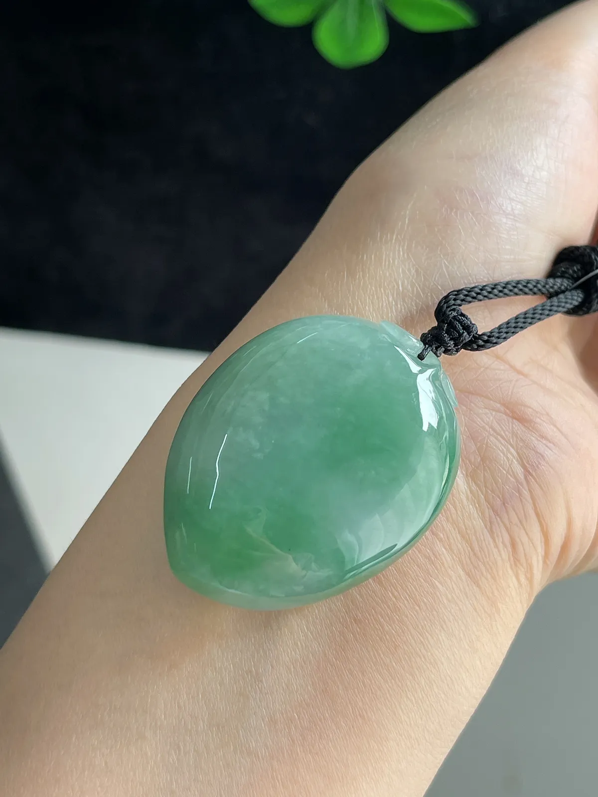 翡翠糯化种浅绿色吊坠