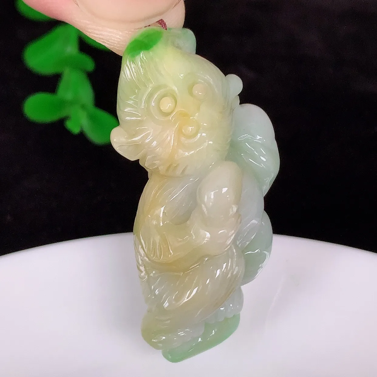 自然光实拍，冰润冰糯种双彩黄加绿翡翠生肖猴吊坠，种老水足，翠色灵动，寓意美好， 佩戴时尚出众！#87