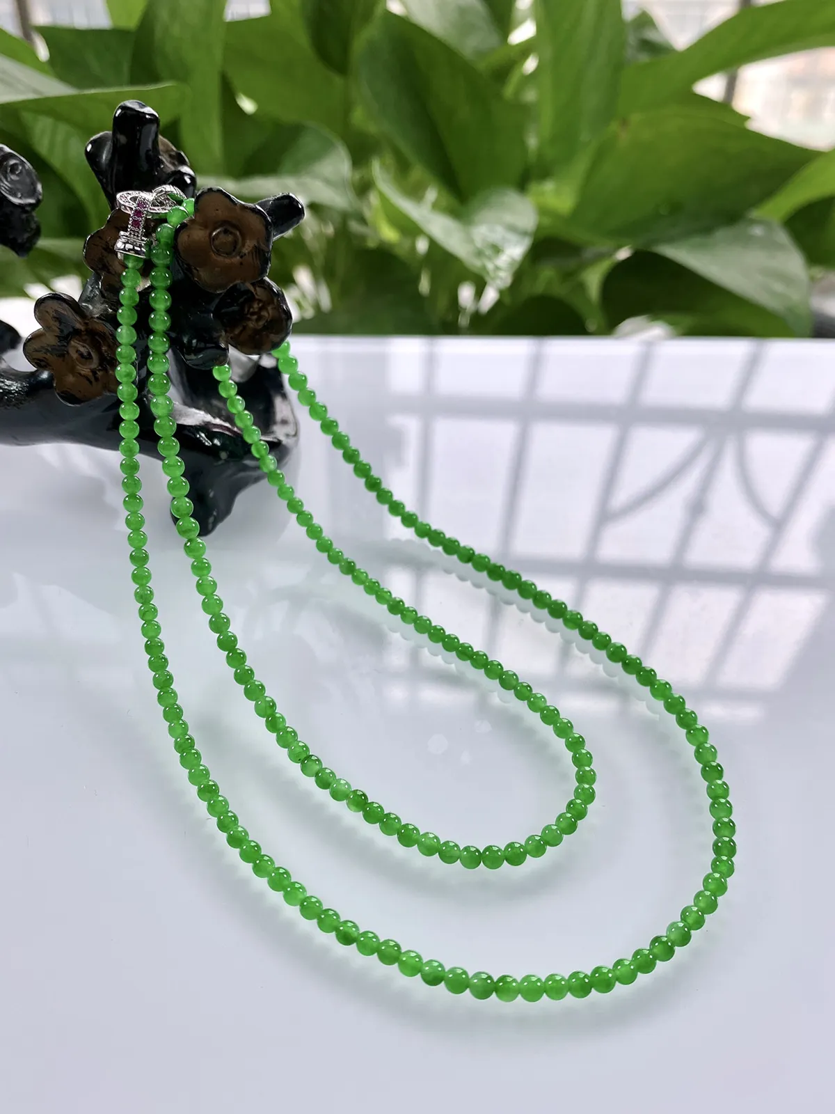 收藏级别，缅甸天然翡翠A货，卡3.5玻璃种起光起胶浓正阳绿小米珠微塔珠项链手链，尺寸：大珠3.5mm～小珠3mm/195颗，长度575mm，重量：10.08g