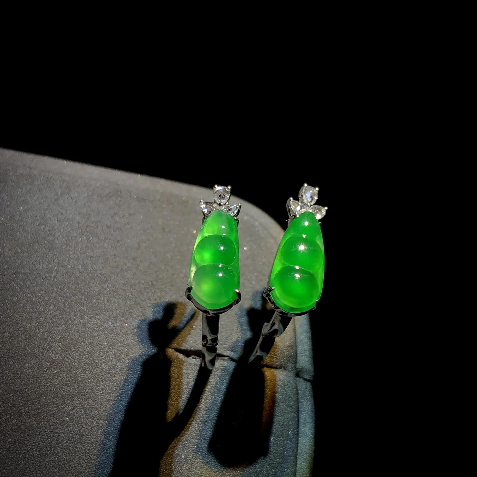 绿豆子耳拍耳钉，裸石约12.5-5.5-2.5mm，
18K金，南非钻