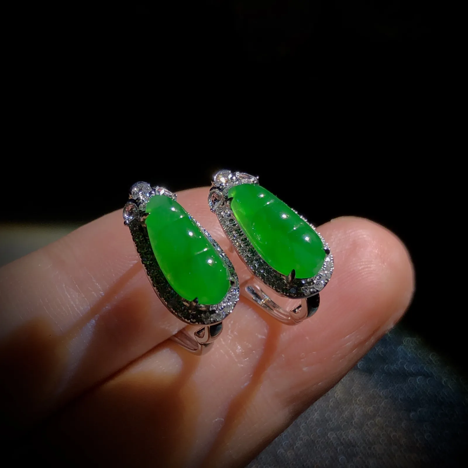 绿豆子耳拍耳钉，裸石约12-5.8-3mm，
18K金，南非钻，