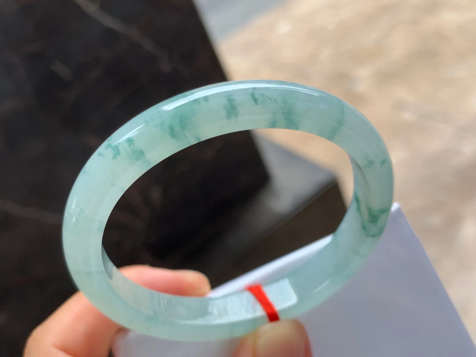 54-9.5-6.5mm
冰种飘花贵妃手镯 水润清爽 正圈51/52可戴