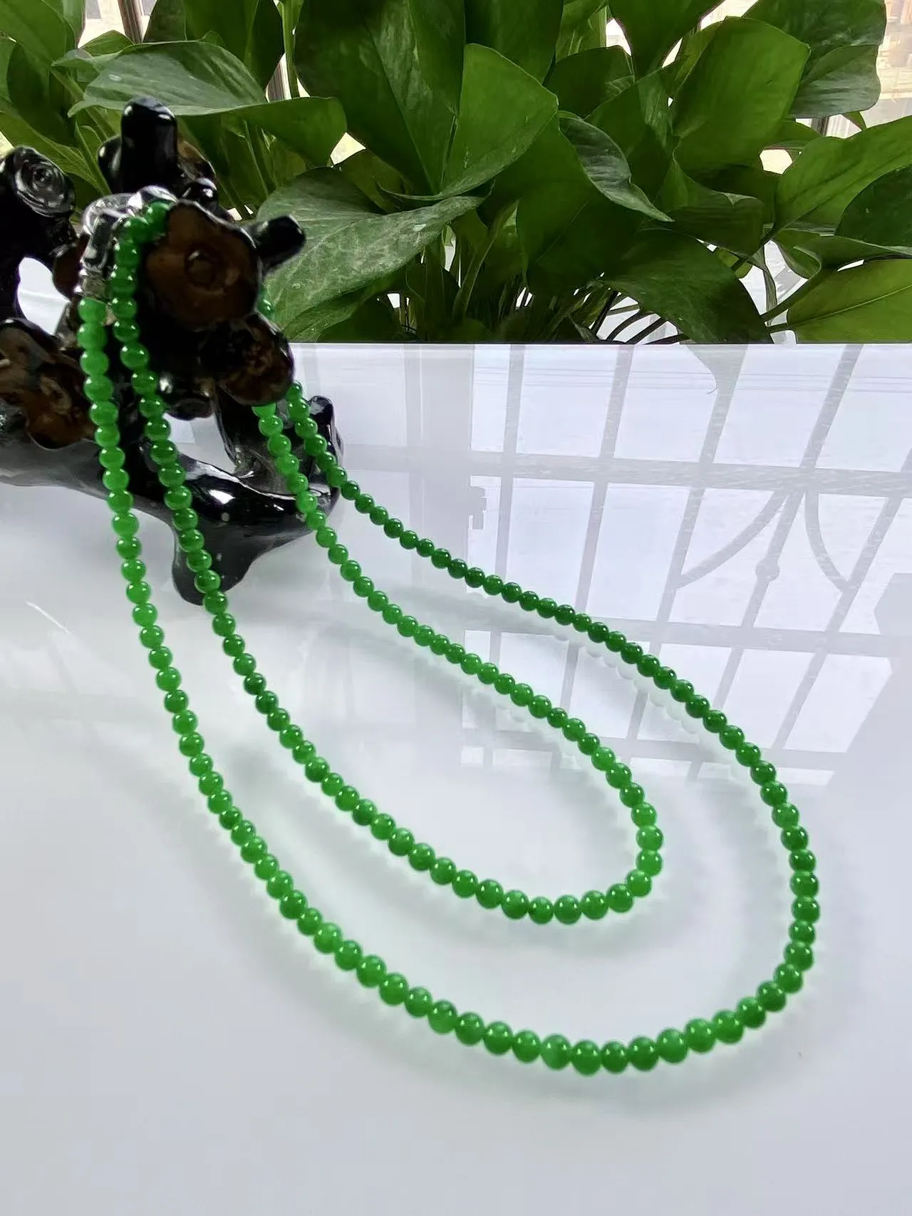 收藏级别，缅甸天然翡翠A货，卡3.2冰种起胶满绿浓阳绿小米珠小圆珠项链手链，尺寸：3.2mm/179颗，长度560mm，重量：11.11g