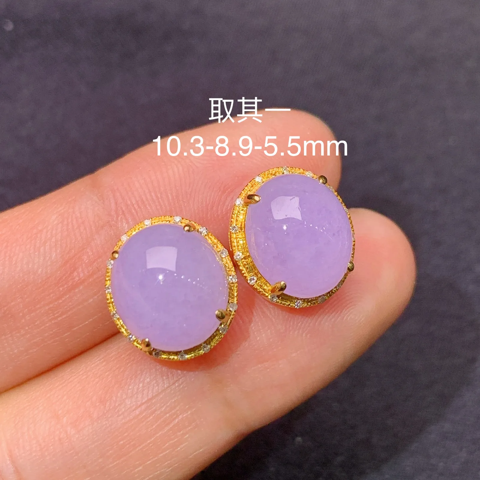 紫罗兰蛋面耳钉，18k金镶嵌，简约大方，温润细腻 尺寸10.3*8.9*5.5