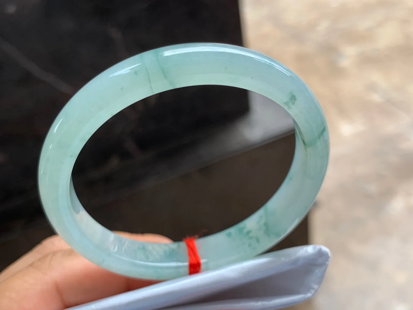 54-9.5-6.5mm
冰种飘花贵妃手镯 水润清爽 正圈51/52可戴