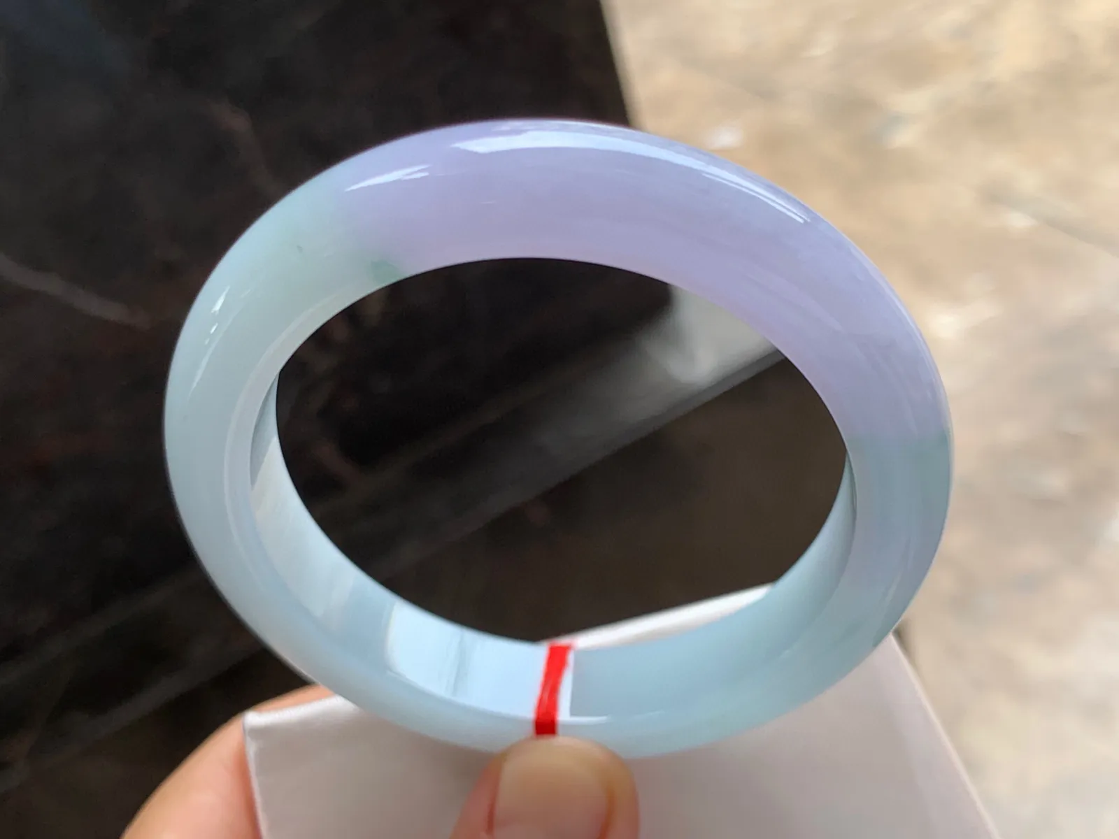 57.5-12-9mm
双色飘花手镯 种好细腻 颜色独特 上手漂亮