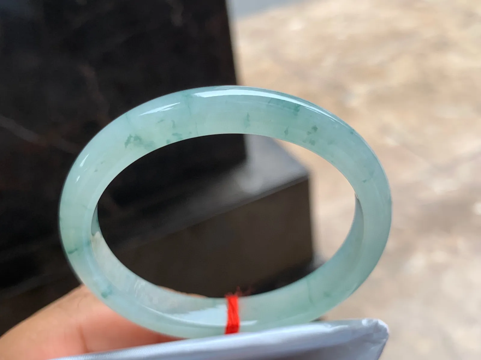 54-9.5-6.5mm
冰种飘花贵妃手镯 水润清爽 正圈51/52可戴