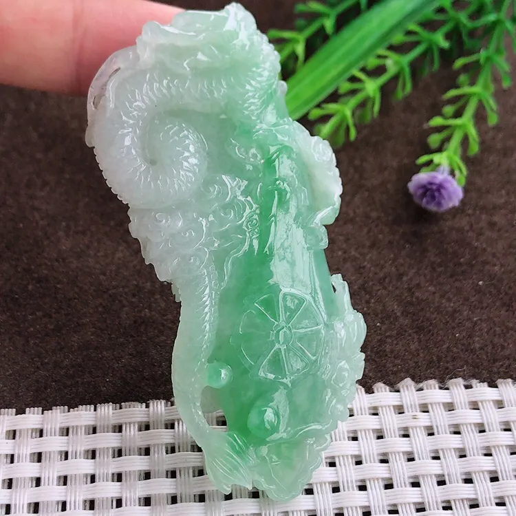 自然光老坑精美冰润飘绿龙牌龙柱吊坠翡翠玉坠尺寸75.5/35/13