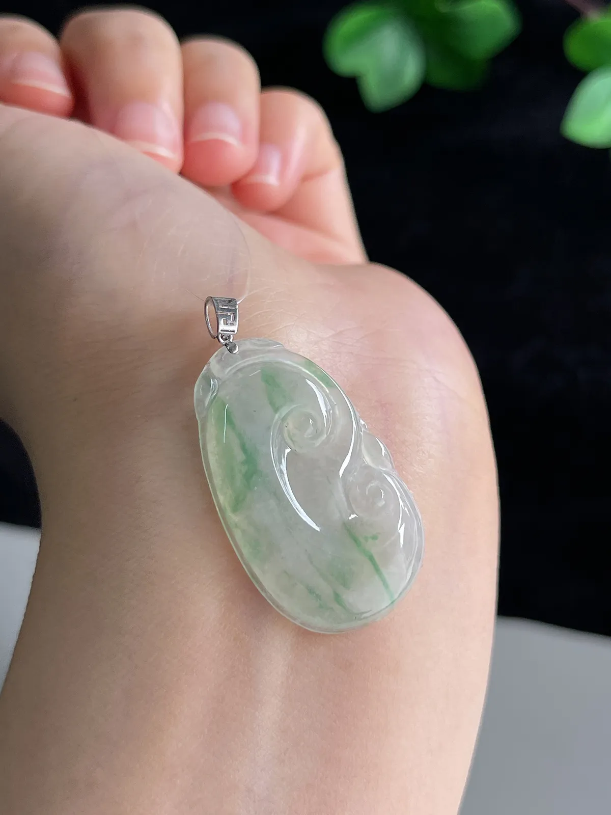 翡翠冰糯种飘绿如意
