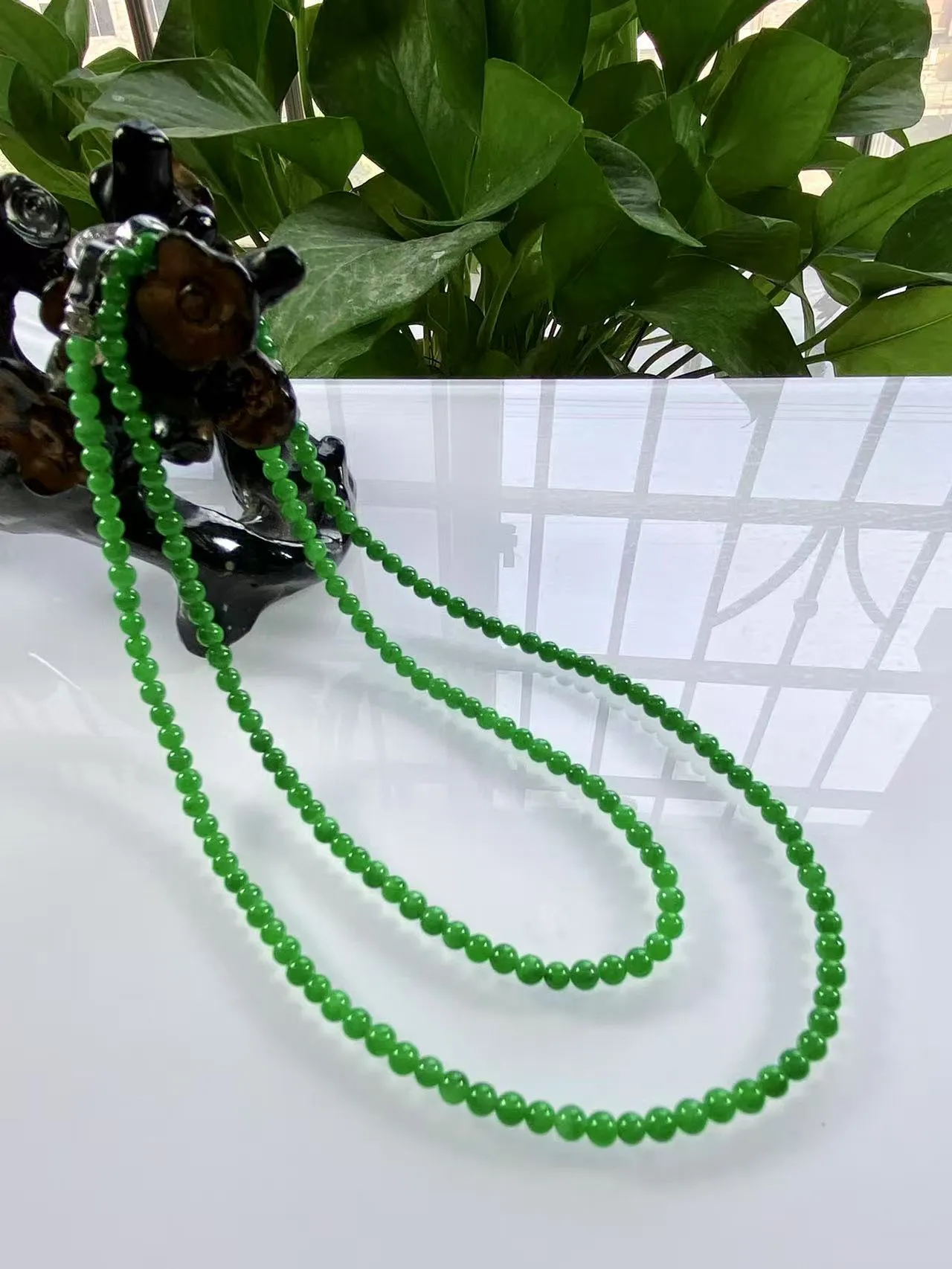收藏级别，缅甸天然翡翠A货，卡3.2冰种起胶满绿浓阳绿小米珠小圆珠项链手链，尺寸：3.2mm/179颗，长度560mm，重量：11.11g