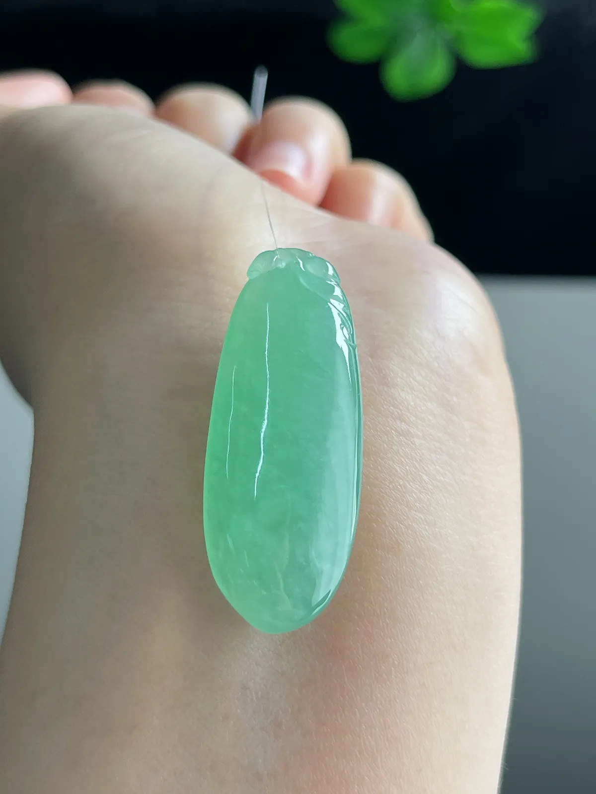 翡翠冰糯种浅绿色福瓜