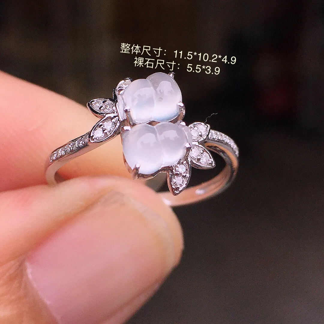 冰种葫芦戒指，玉质细腻，荧光感超
强，饱满水润，气质满满。18k
金豪华镶嵌