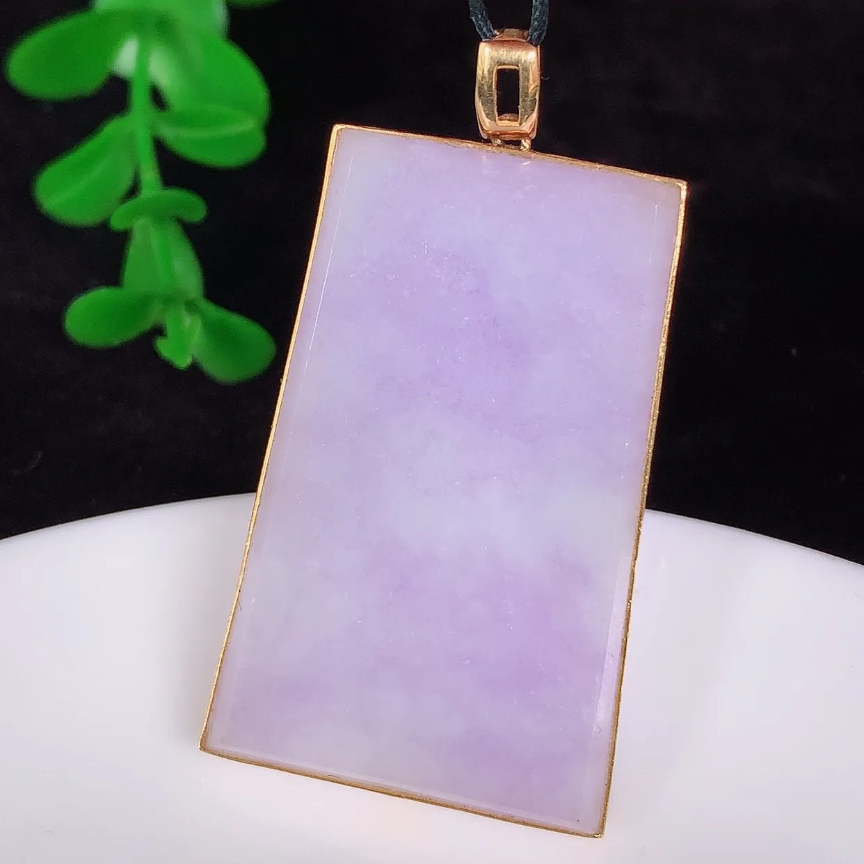 自然光实拍，18K金镶嵌水润冰糯种紫罗兰翡翠平安无事牌吊坠，翡翠无事牌，平平安安，无事牌翠色灵动，佩戴平安时尚！#99.27整体45*25*4.5裸石37.5*24
