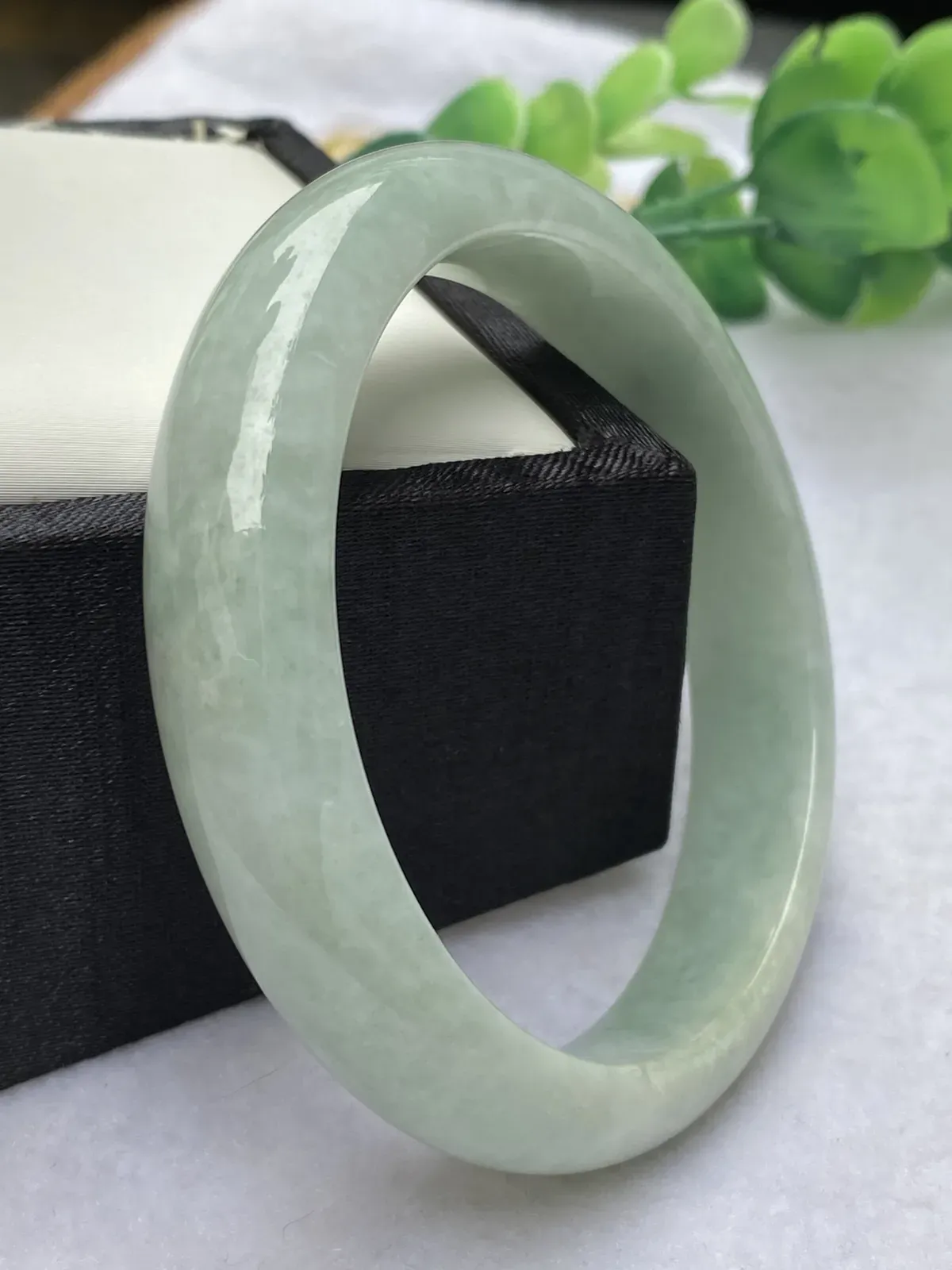 推荐【56.5圈淡绿镯】无纹裂，水润，整圈淡绿色，超值～～