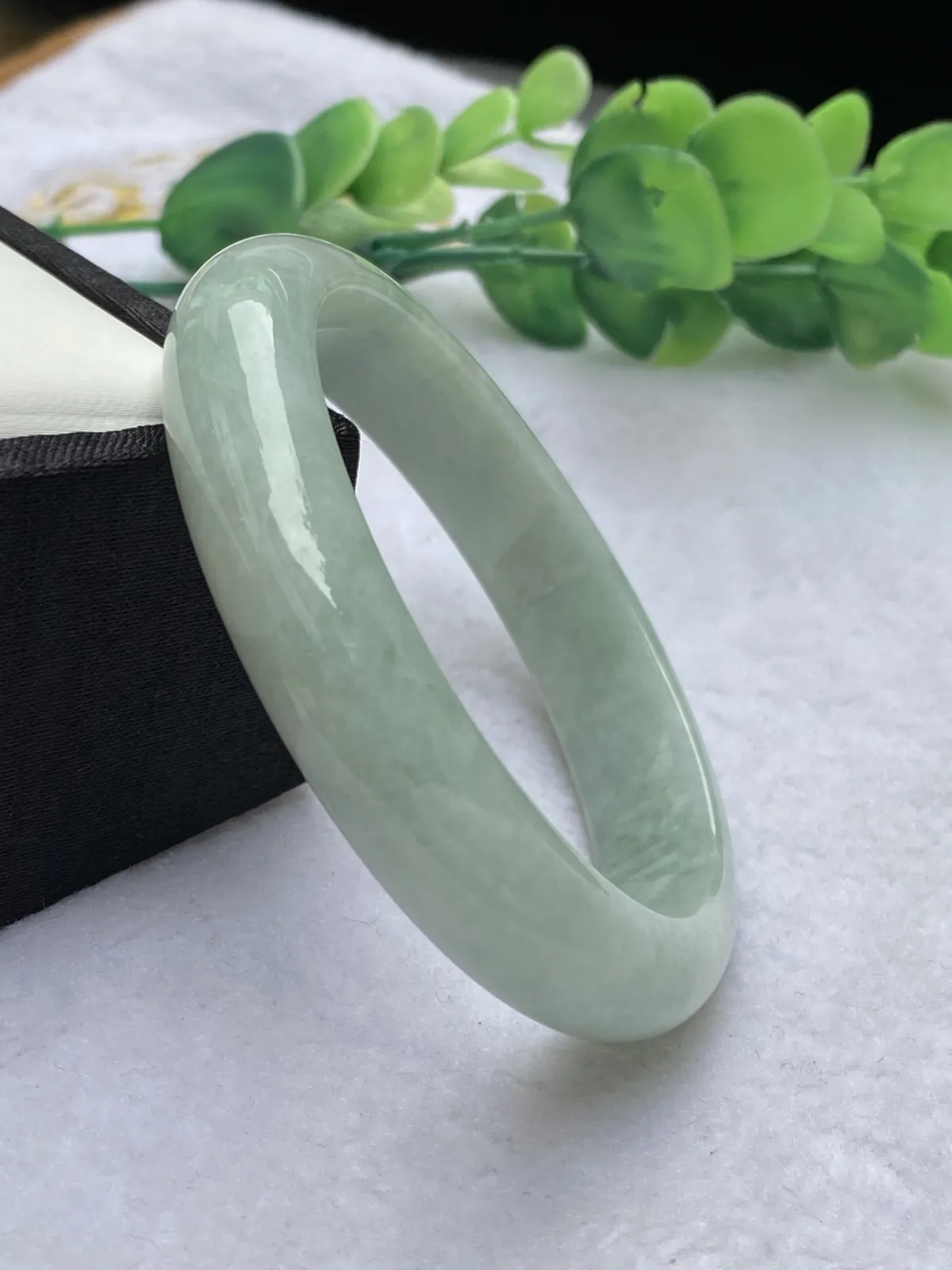 推荐【56.5圈淡绿镯】无纹裂，水润，整圈淡绿色，超值～～