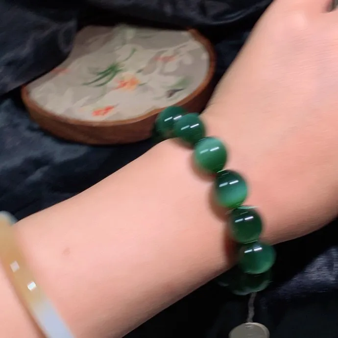 收藏级和田玉俄罗斯碧玉猫眼手串。碧玉猫眼线天手串。单颗尺寸13mm重52.5克。猫眼活灵活现。玉质细腻油润。手推出油。品相大气。 lt250428