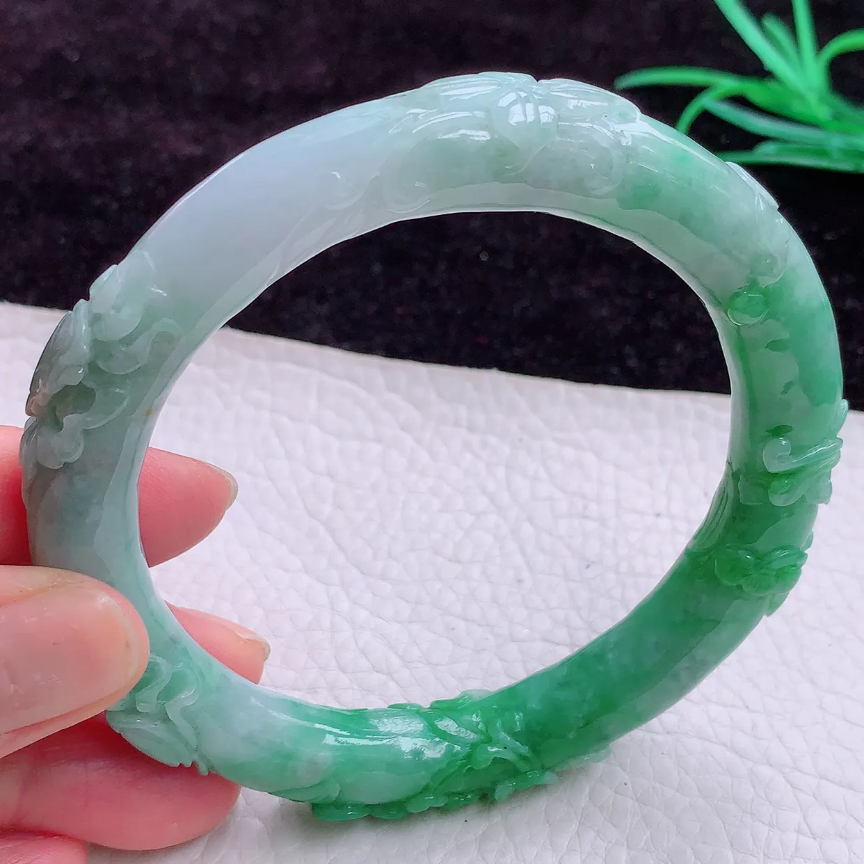 hh实拍64.5*11.3大圈口64.5mm雕花镯 缅甸A货辣绿母仪天下 繁花似锦玉手镯 玉手环特色手镯