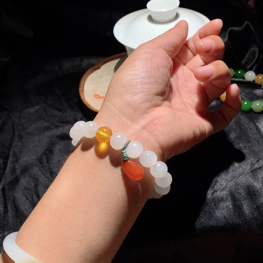 和田玉羊脂白玉手串。单颗尺寸10mm重30.9克。白度一级。玉质细腻油润。手推出油。品相大气。 lt250428
