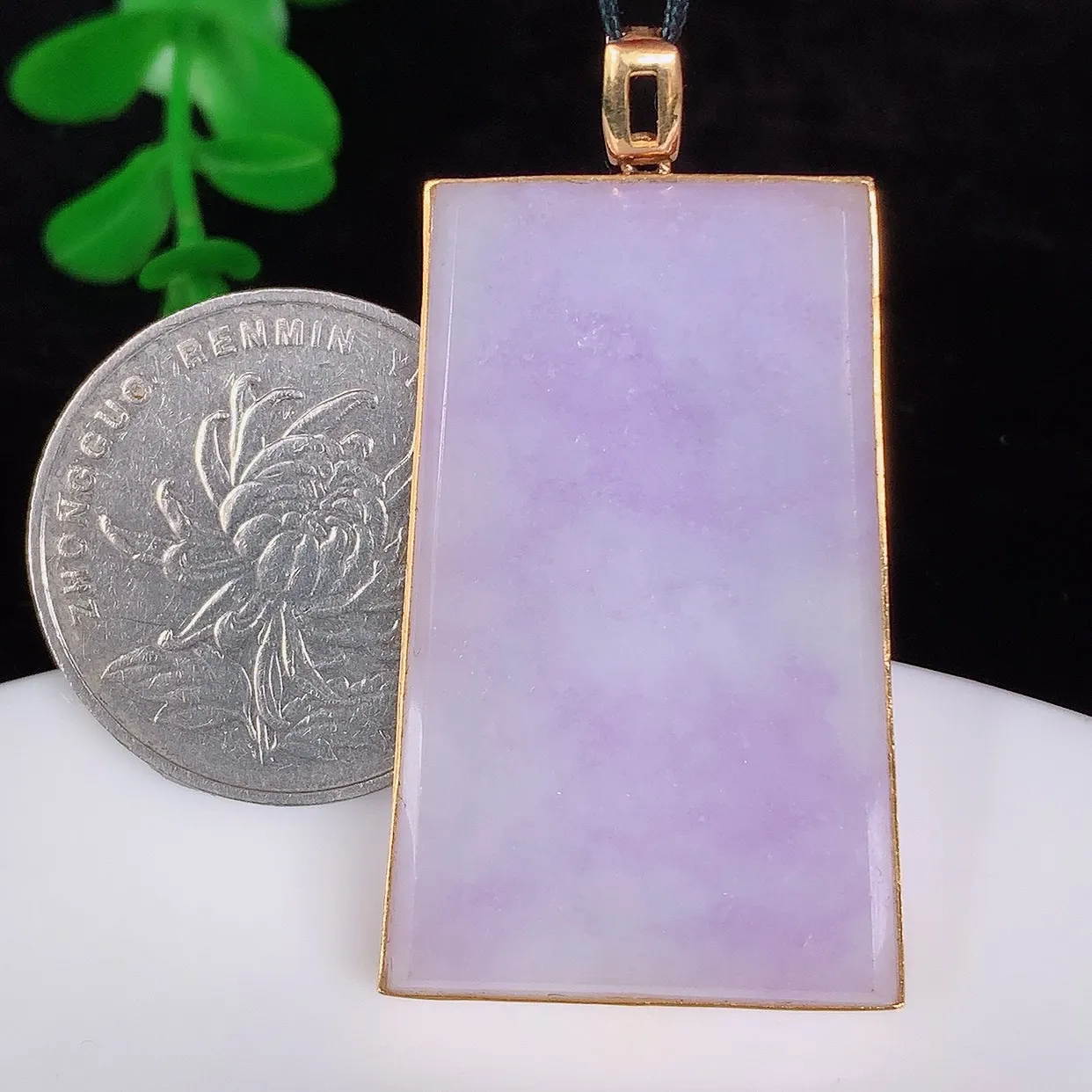 自然光实拍，18K金镶嵌水润冰糯种紫罗兰翡翠平安无事牌吊坠，翡翠无事牌，平平安安，无事牌翠色灵动，佩戴平安时尚！#99.27整体45*25*4.5裸石37.5*24