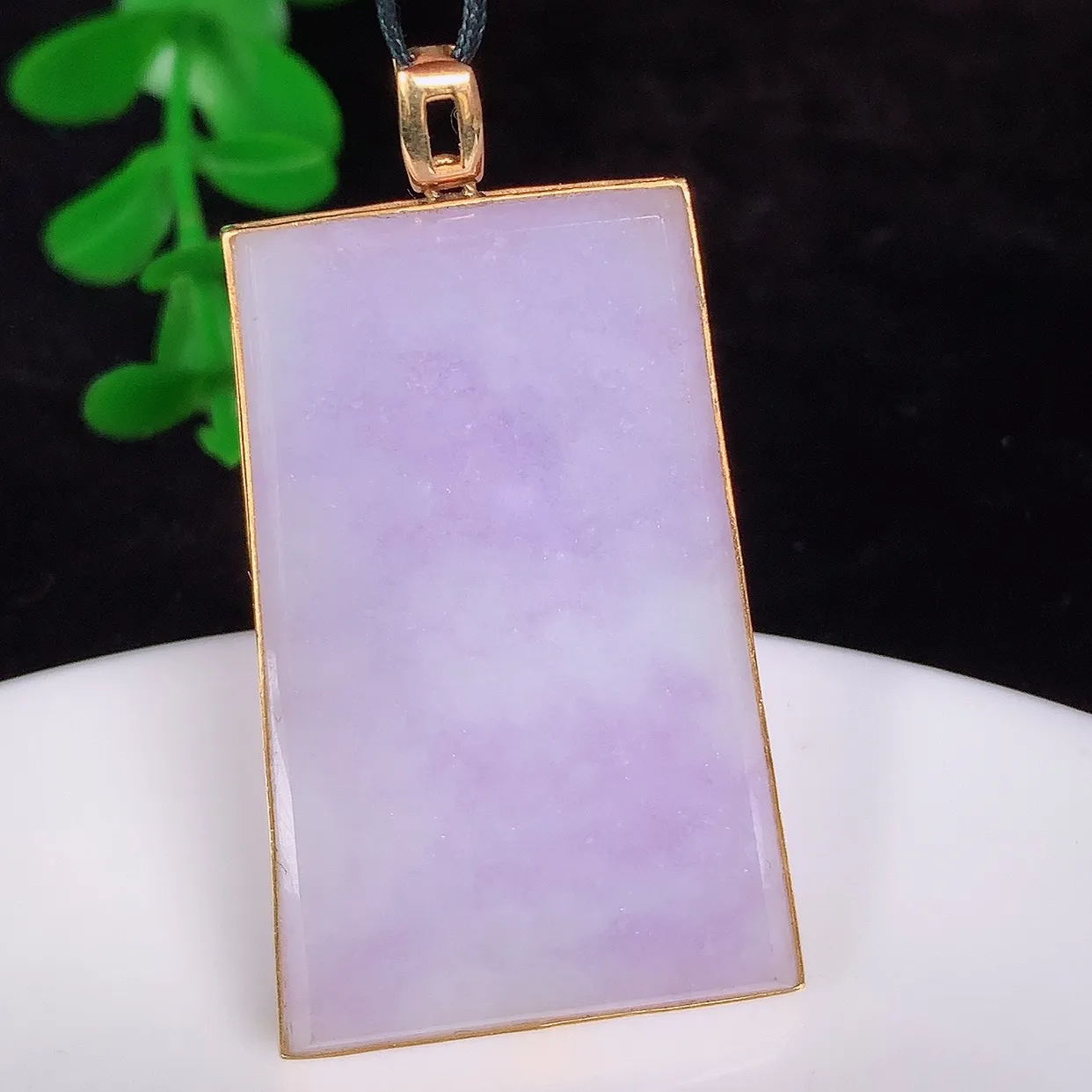 自然光实拍，18K金镶嵌水润冰糯种紫罗兰翡翠平安无事牌吊坠，翡翠无事牌，平平安安，无事牌翠色灵动，佩戴平安时尚！#99.27整体45*25*4.5裸石37.5*24