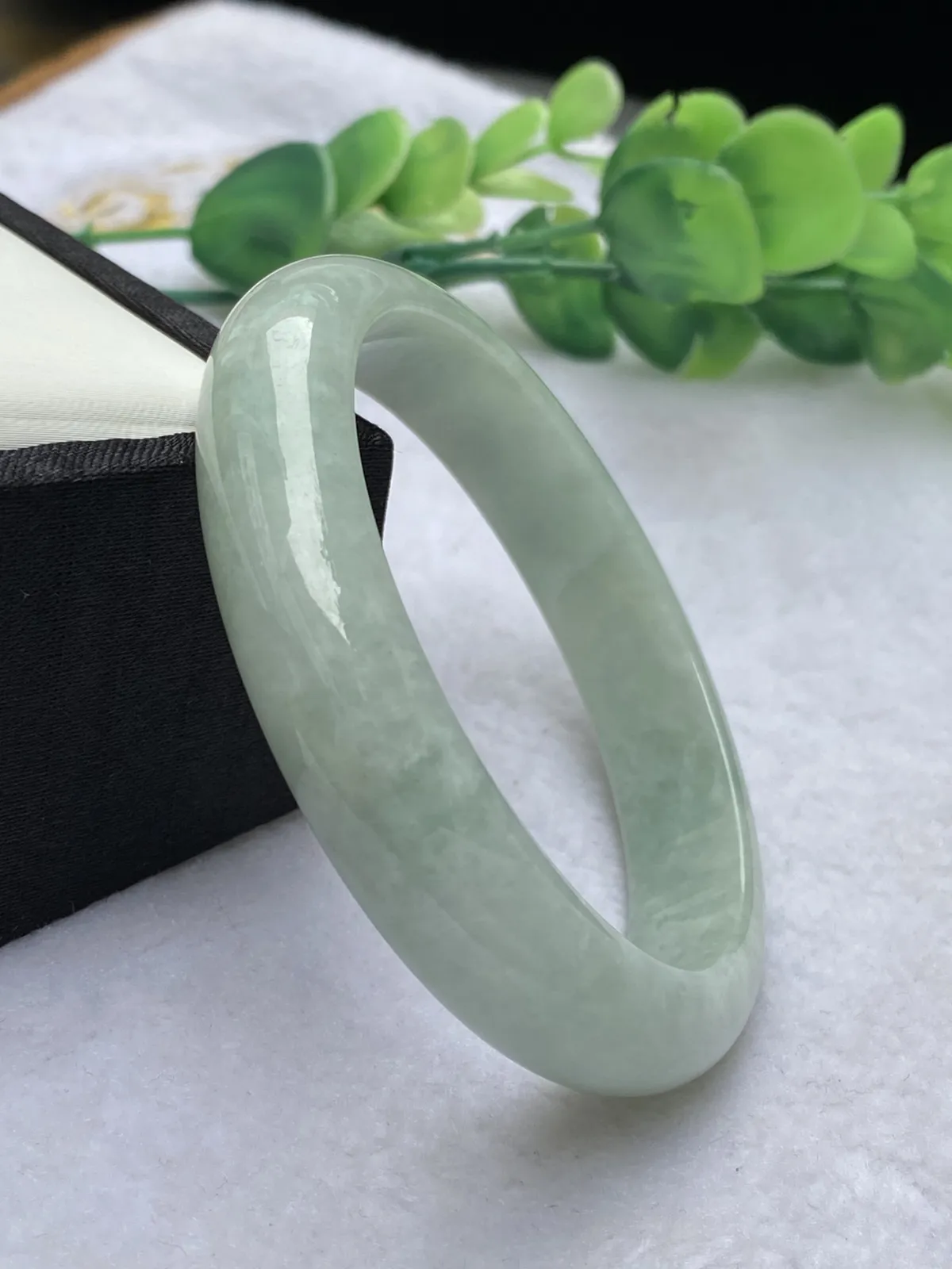 推荐【56.5圈淡绿镯】无纹裂，水润，整圈淡绿色，超值～～