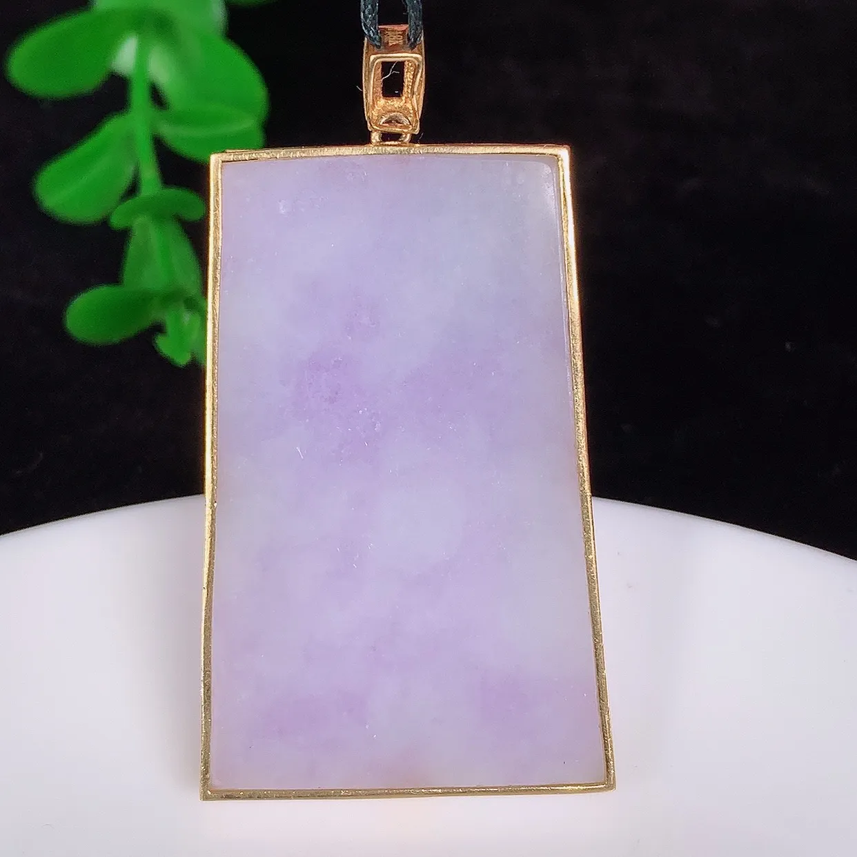 自然光实拍，18K金镶嵌水润冰糯种紫罗兰翡翠平安无事牌吊坠，翡翠无事牌，平平安安，无事牌翠色灵动，佩戴平安时尚！#99.27整体45*25*4.5裸石37.5*24
