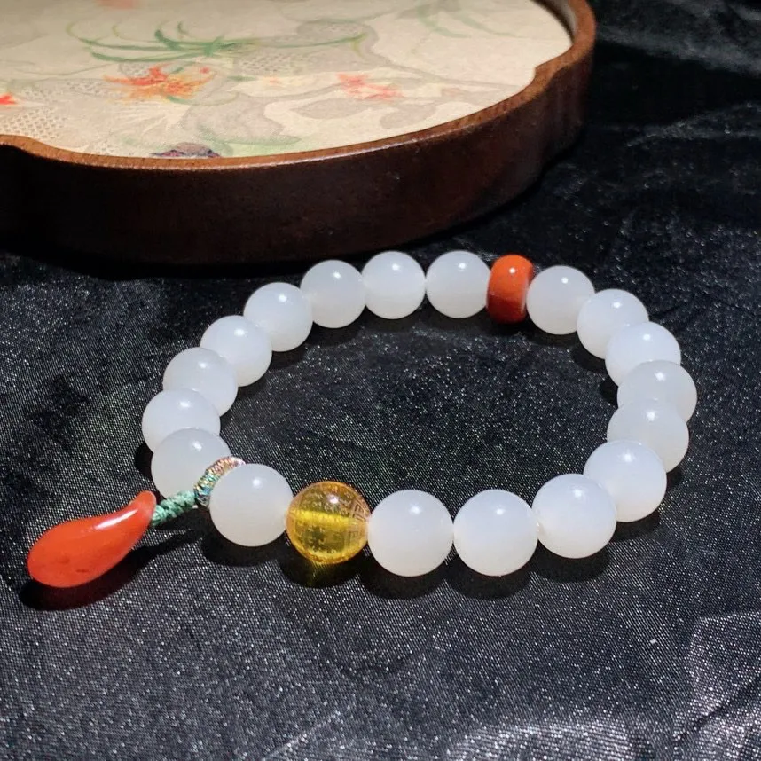 和田玉羊脂白玉手串。单颗尺寸10mm重30.9克。白度一级。玉质细腻油润。手推出油。品相大气。 lt250428