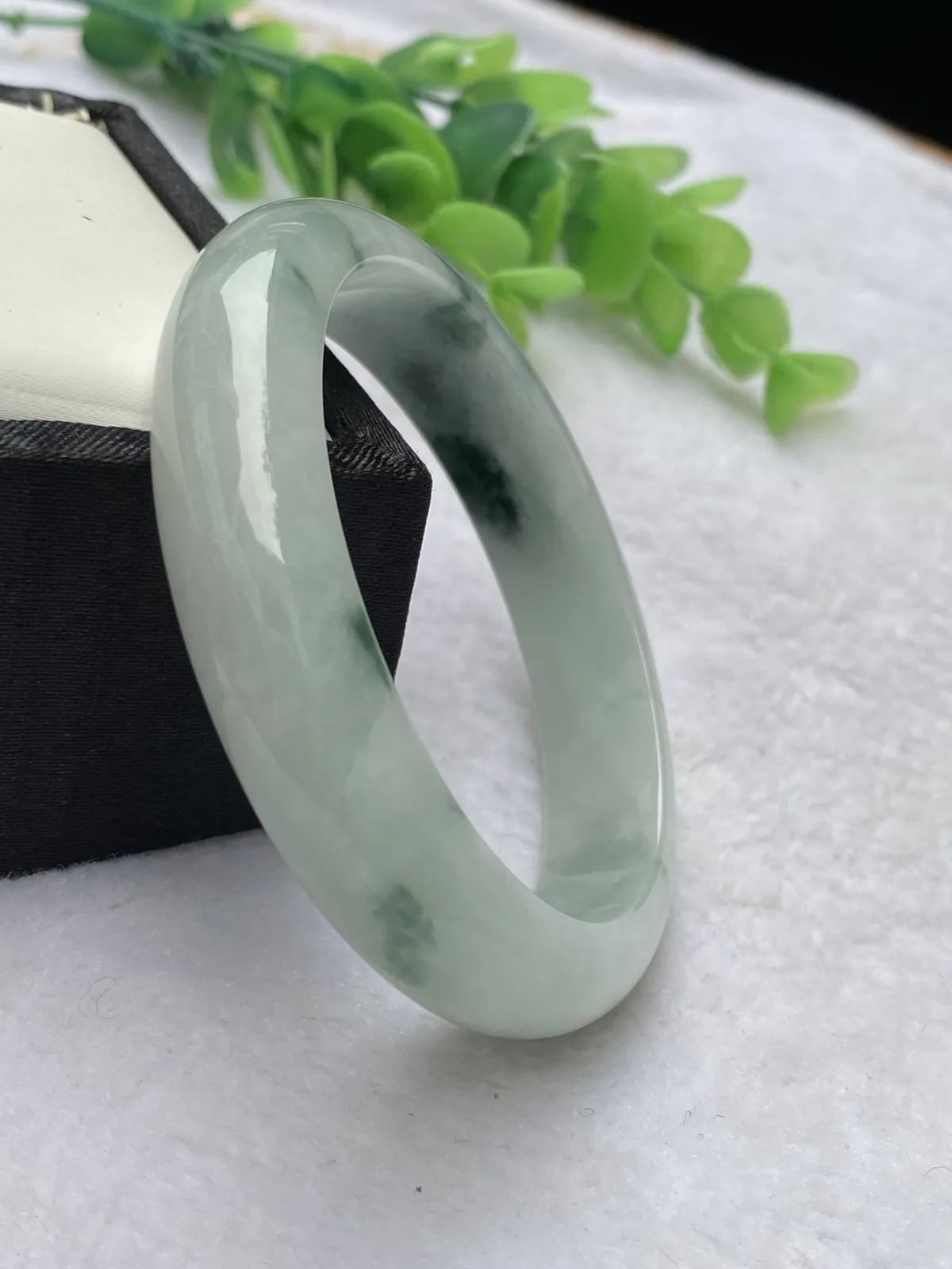 推荐【55圈飘花镯】无纹裂，水润，蓝绿花点缀像把泼墨画藏于腕间，种水很好，水润细腻柔滑，超值～～