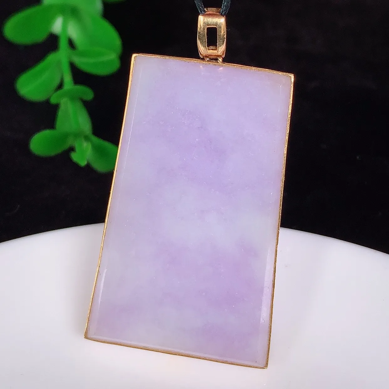 自然光实拍，18K金镶嵌水润冰糯种紫罗兰翡翠平安无事牌吊坠，翡翠无事牌，平平安安，无事牌翠色灵动，佩戴平安时尚！#99.27整体45*25*4.5裸石37.5*24