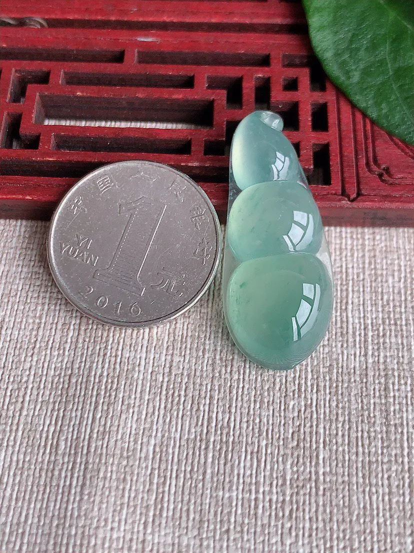 缅甸a货翡翠ddj老坑冰种飘花四季豆福豆平安豆吊坠 整体38.3×15.4×6.6mm 7.17