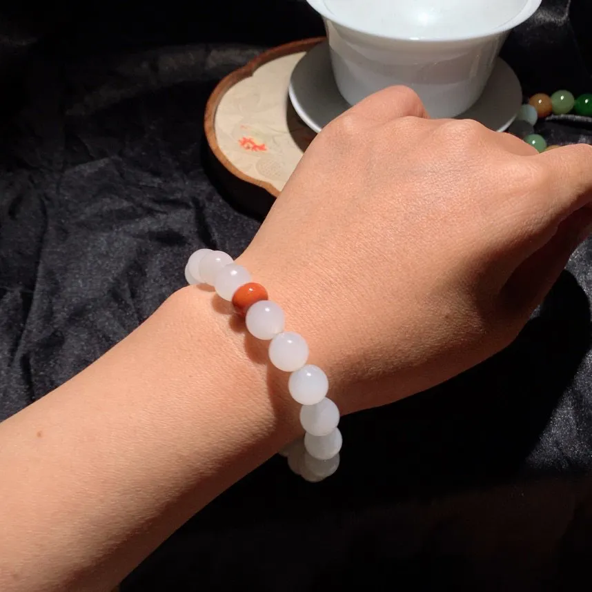 和田玉羊脂白玉手串。单颗尺寸10mm重30.9克。白度一级。玉质细腻油润。手推出油。品相大气。 lt250428
