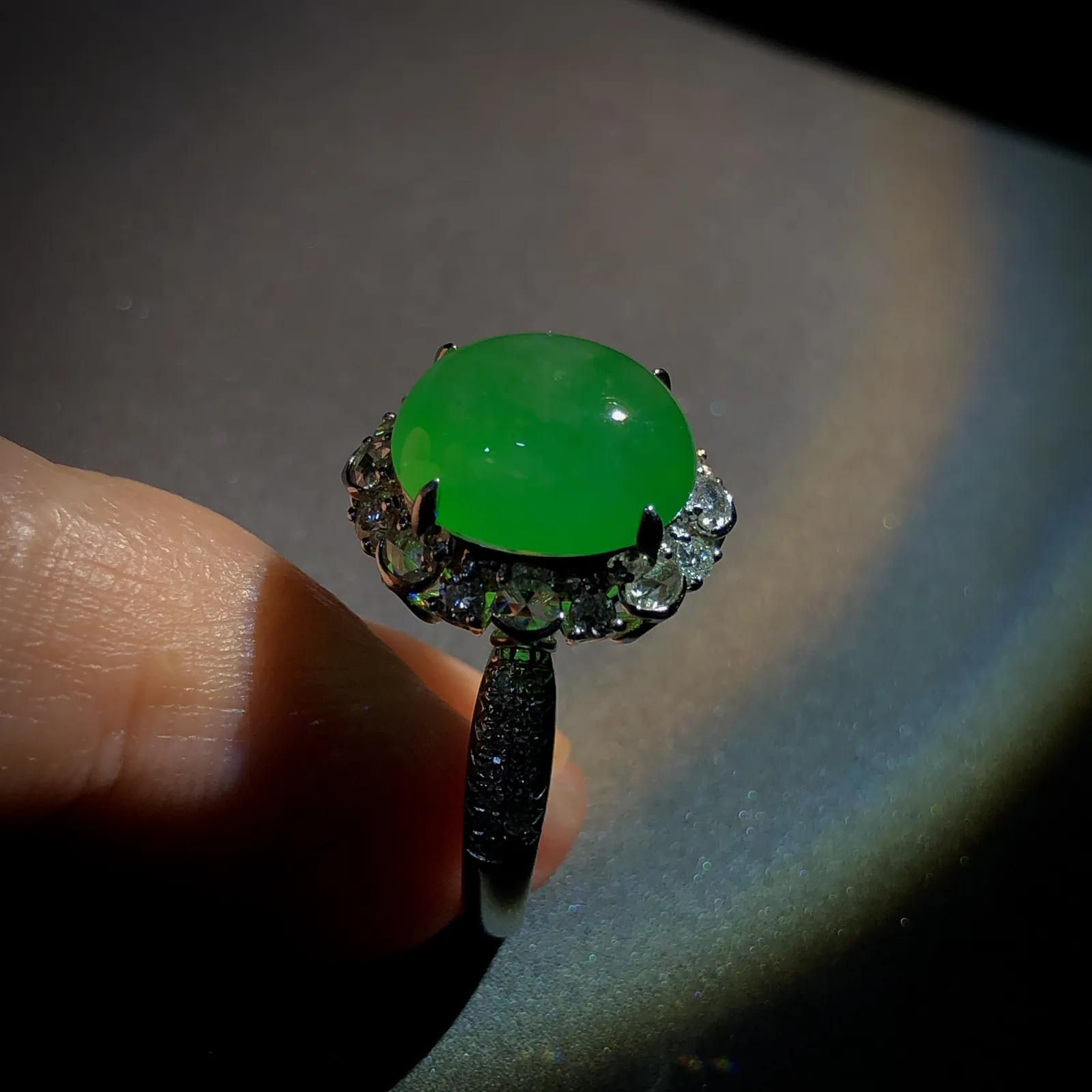 绿戒指，裸石11.5-10.6-6mm，
14#，18K金，南非钻，