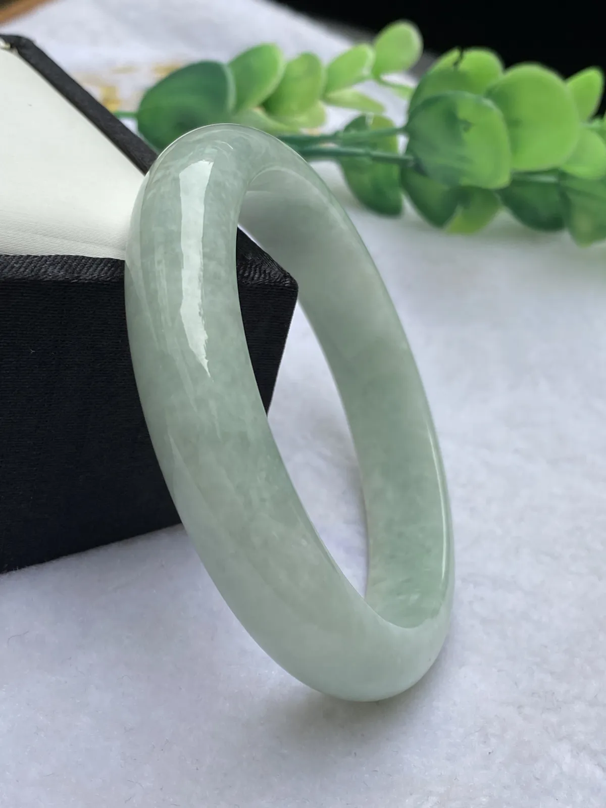 推荐【56.5圈淡绿镯】无纹裂，水润，整圈淡绿色，超值～～
