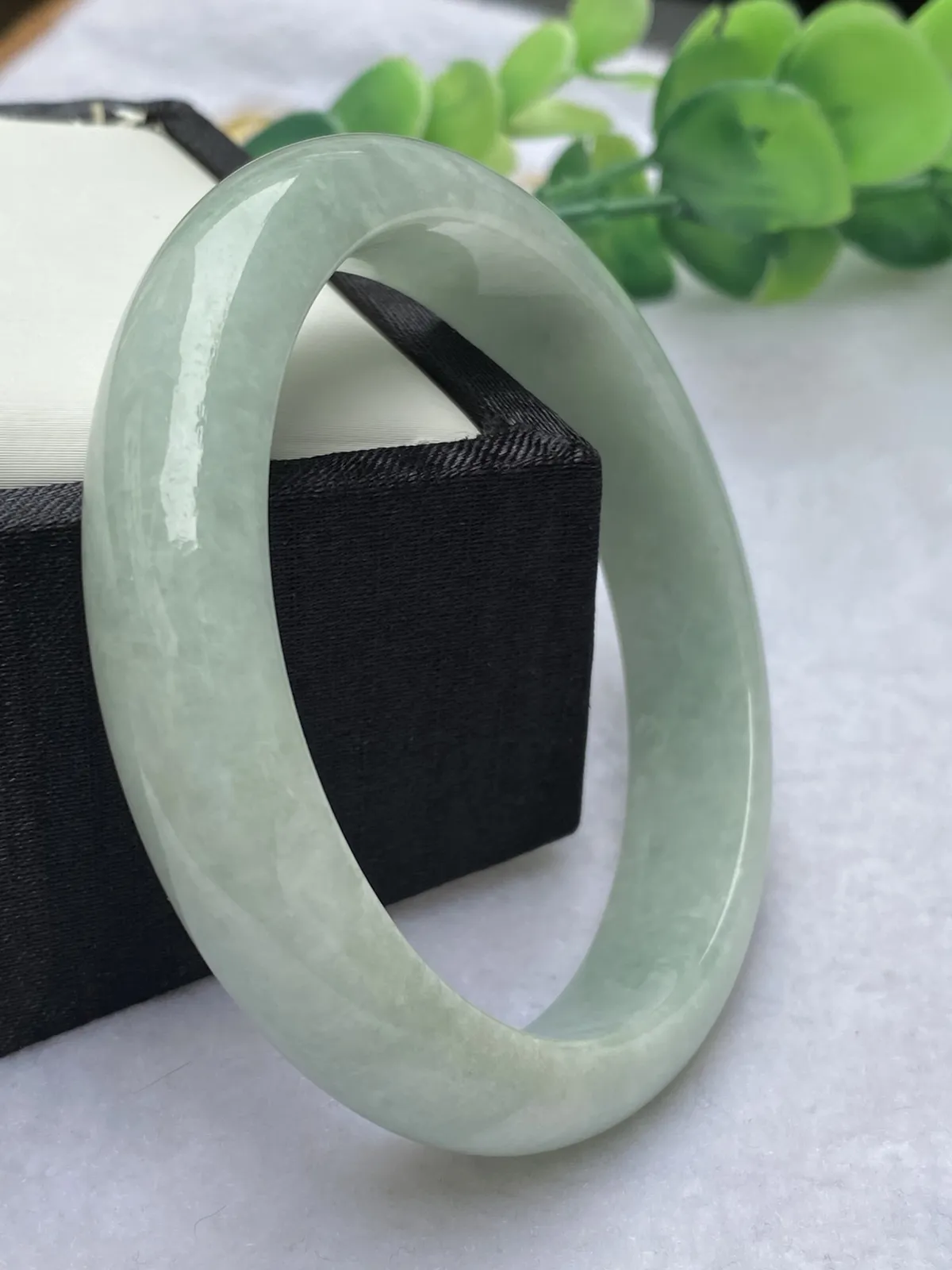 推荐【56.5圈淡绿镯】无纹裂，水润，整圈淡绿色，超值～～