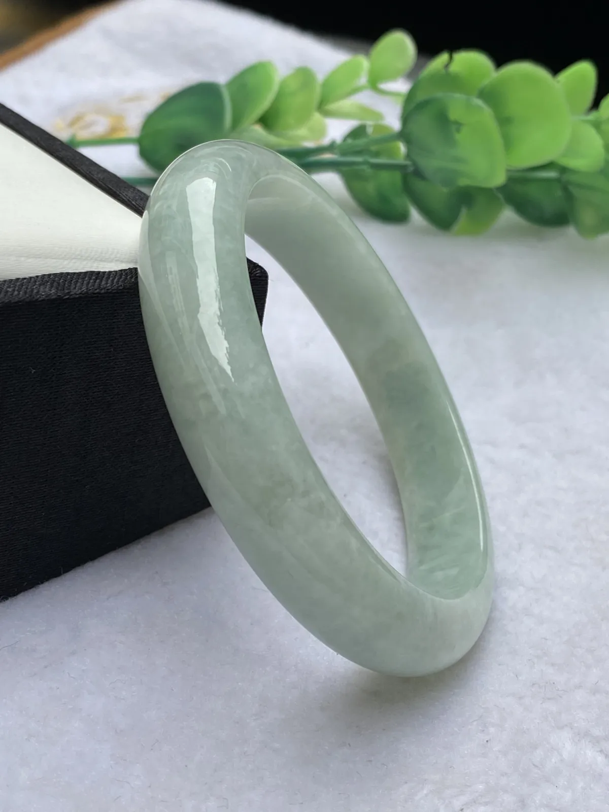 推荐【56.5圈淡绿镯】无纹裂，水润，整圈淡绿色，超值～～