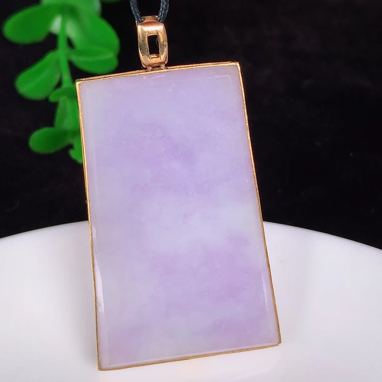自然光实拍，18K金镶嵌水润冰糯种紫罗兰翡翠平安无事牌吊坠，翡翠无事牌，平平安安，无事牌翠色灵动，佩戴平安时尚！#99.27整体45*25*4.5裸石37.5*24