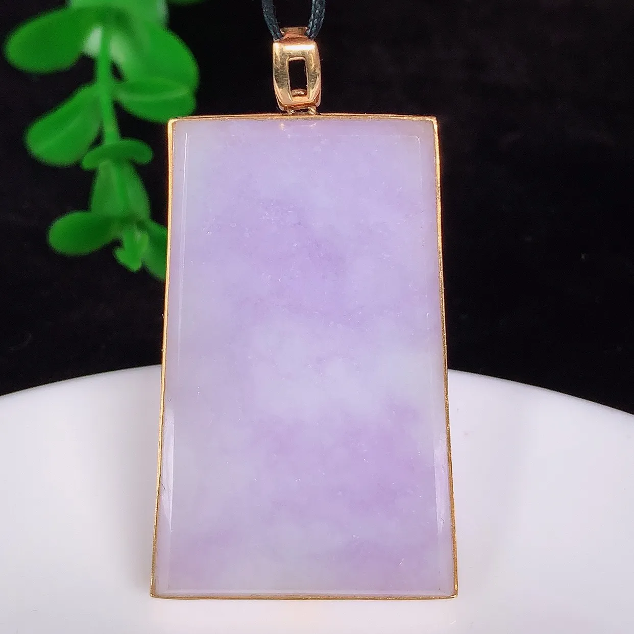 自然光实拍，18K金镶嵌水润冰糯种紫罗兰翡翠平安无事牌吊坠，翡翠无事牌，平平安安，无事牌翠色灵动，佩戴平安时尚！#99.27整体45*25*4.5裸石37.5*24