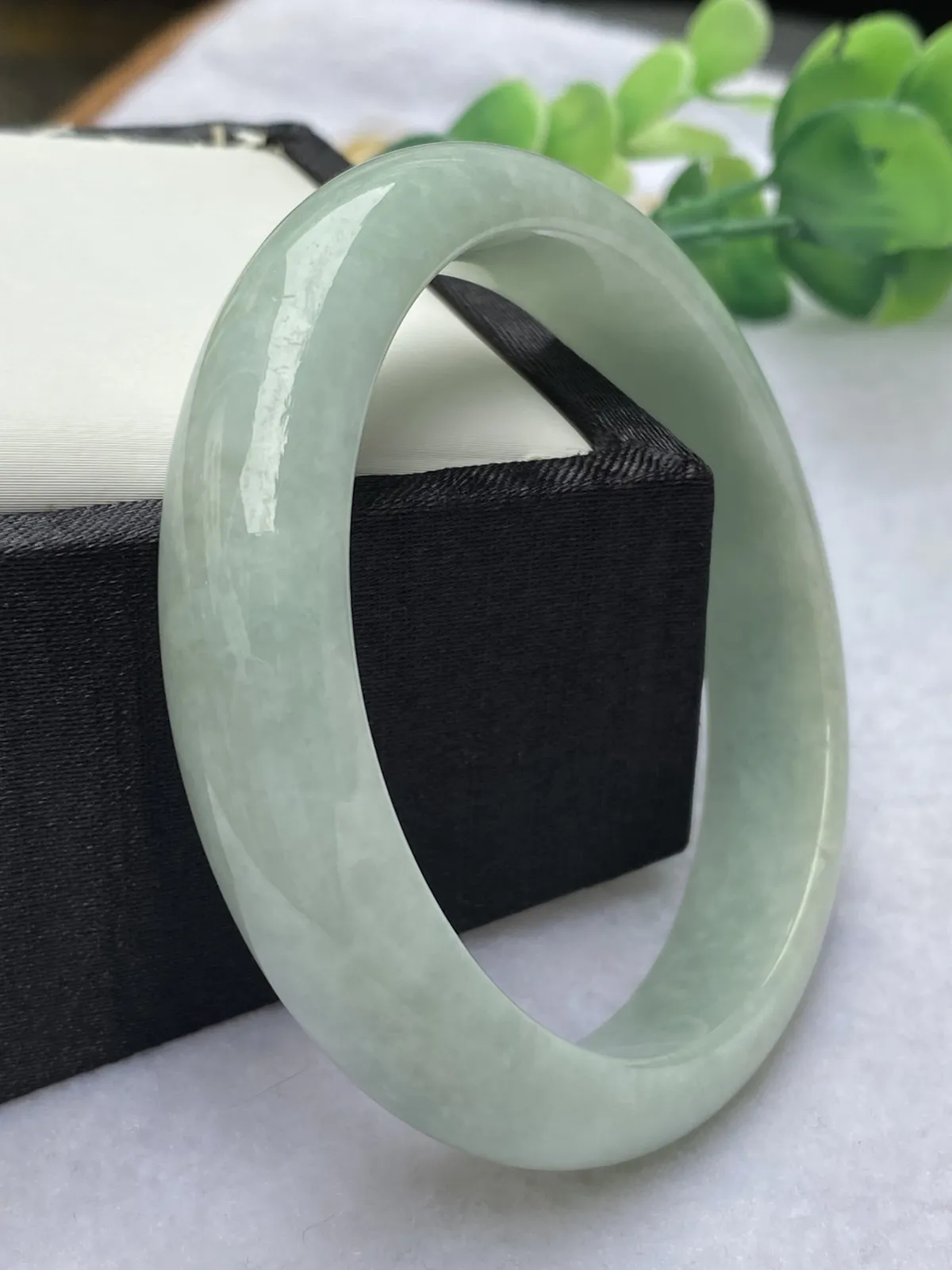 推荐【56.5圈淡绿镯】无纹裂，水润，整圈淡绿色，超值～～