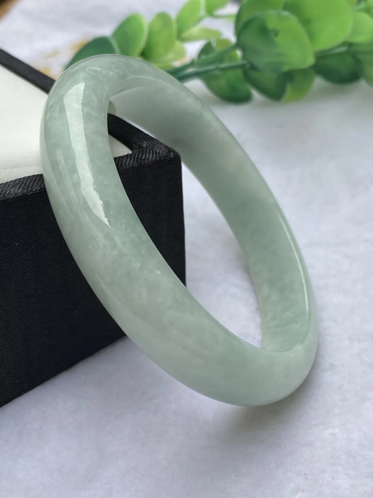 推荐【56.5圈淡绿镯】无纹裂，水润，整圈淡绿色，超值～～