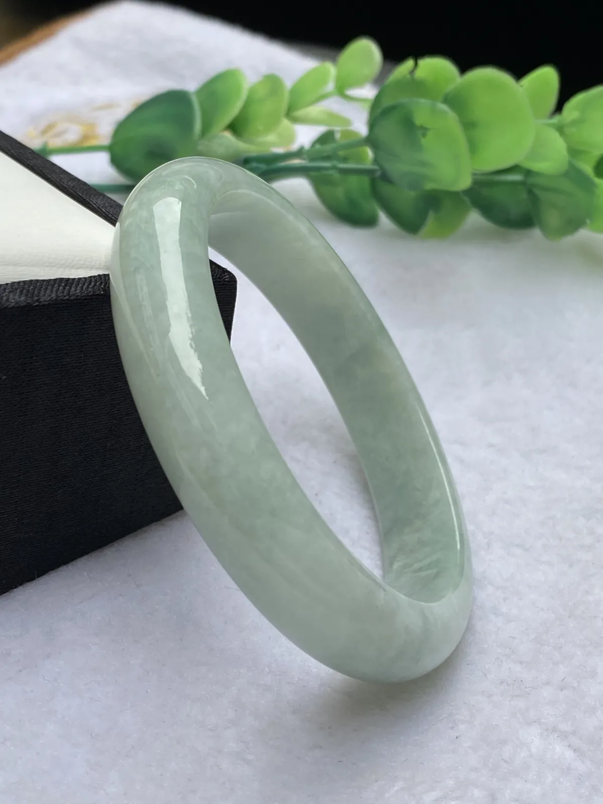 推荐【56.5圈淡绿镯】无纹裂，水润，整圈淡绿色，超值～～