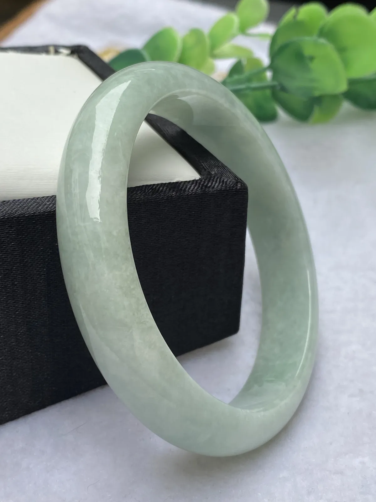 推荐【56.5圈淡绿镯】无纹裂，水润，整圈淡绿色，超值～～