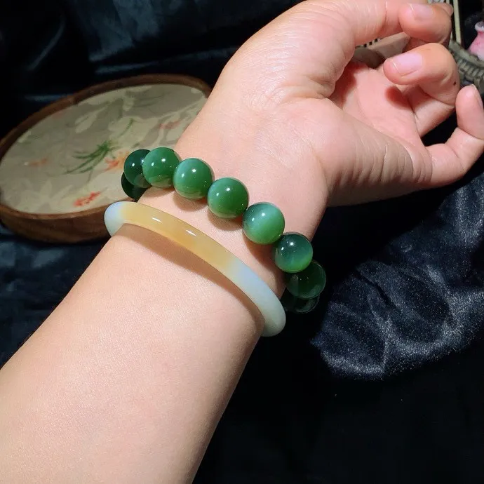 收藏级和田玉俄罗斯碧玉猫眼手串。碧玉猫眼线天手串。单颗尺寸13mm重52.5克。猫眼活灵活现。玉质细腻油润。手推出油。品相大气。 lt250428