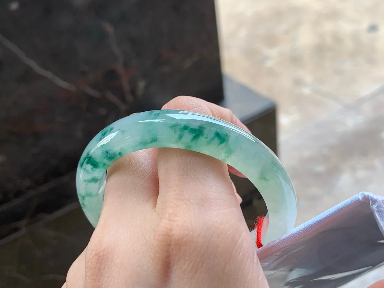 冰种飘花手镯
清爽52.5/10.7/8.1mm