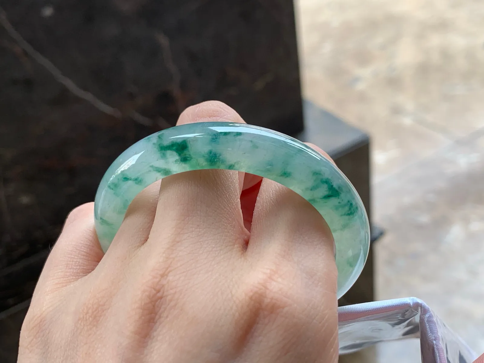 冰种飘花手镯
清爽52.5/10.7/8.1mm